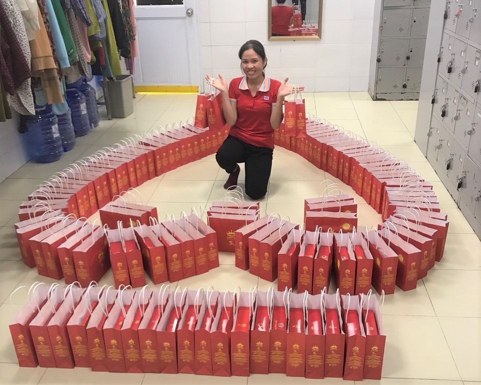 Công nhân vui vẻ đón nhận quà Trung thu