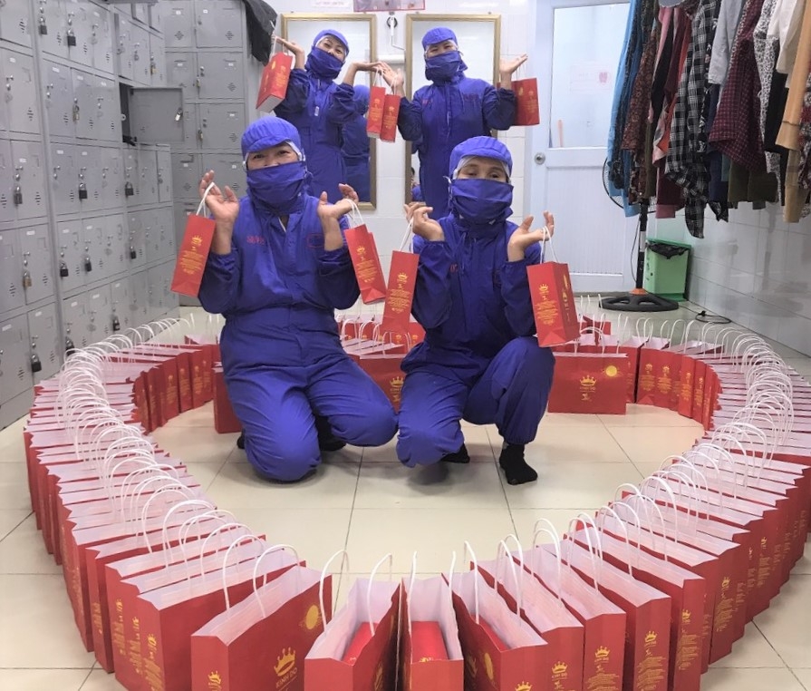 Công nhân vui vẻ đón nhận quà Trung thu