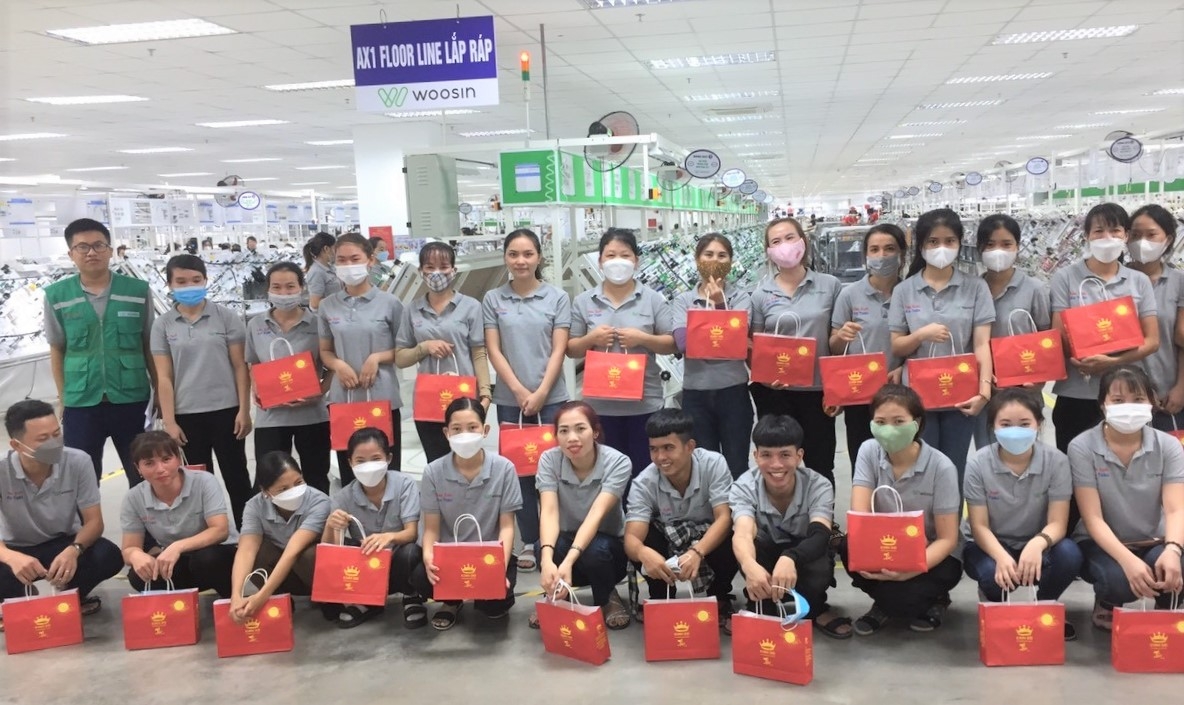 Công nhân vui vẻ đón nhận quà Trung thu