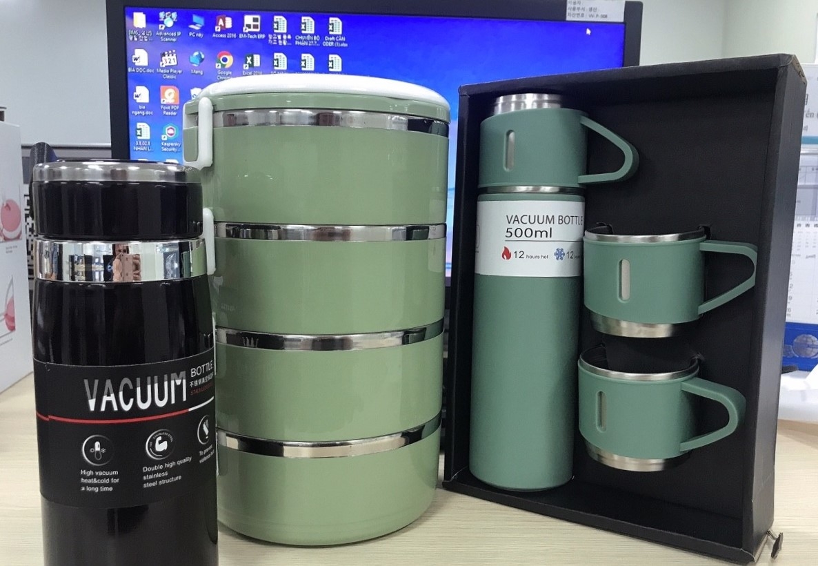 Công nhân phấn khởi đón nhận quà trung thu