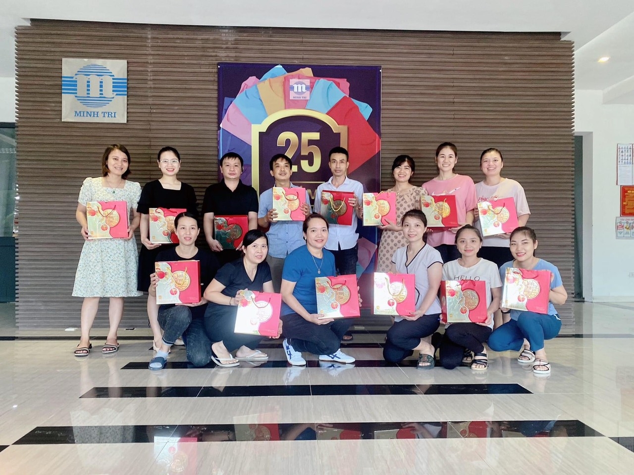 Công nhân phấn khởi đón nhận quà trung thu