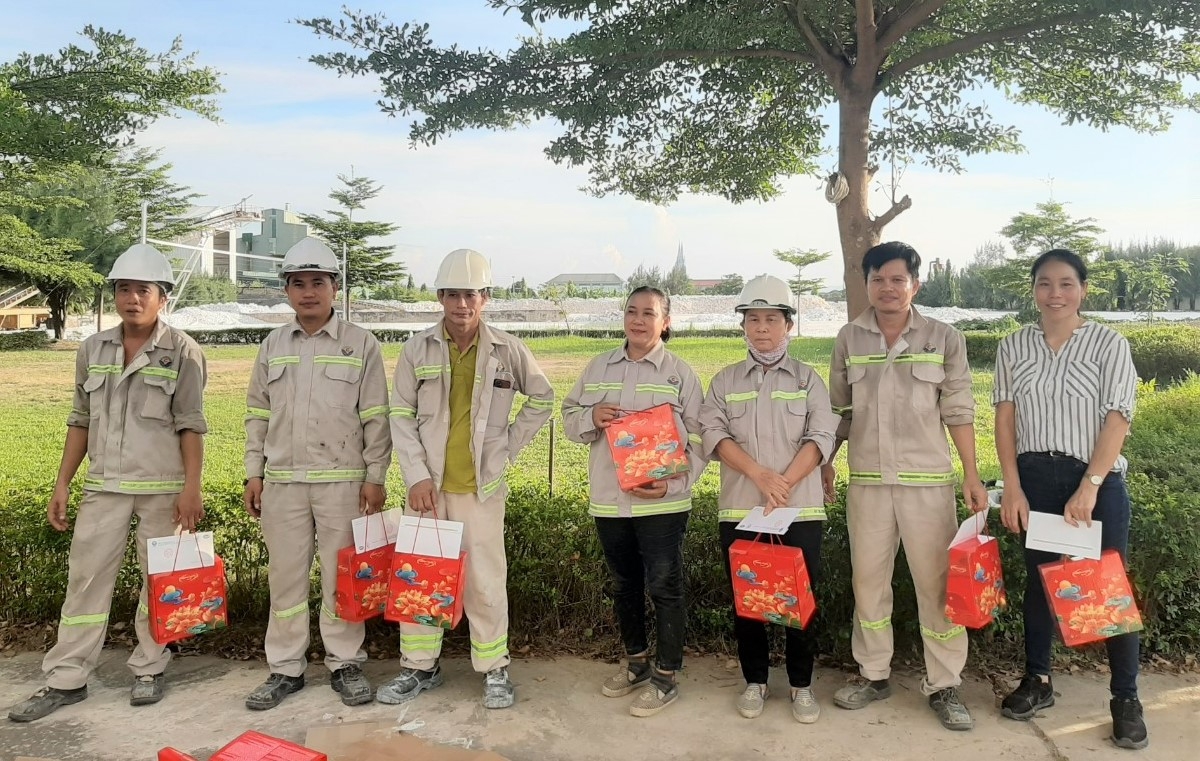Công nhân phấn khởi đón nhận quà trung thu