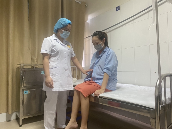 Y tá đang chăm sóc và hỏi han tình hình cho nữ công nhân Xỏn. Ảnh: HẢI YẾN Y tá đang chăm sóc và hỏi han tình hình cho nữ công nhân Xỏn. Ảnh: HẢI YẾN