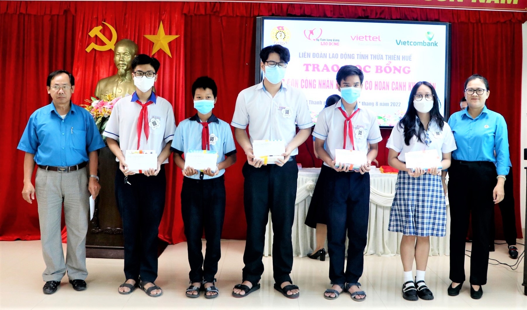 Con công nhân lao động TP. Huế vui mừng đón nhận học bổng từ công đoàn Con công nhân lao động TP. Huế vui mừng đón nhận học bổng từ công đoàn