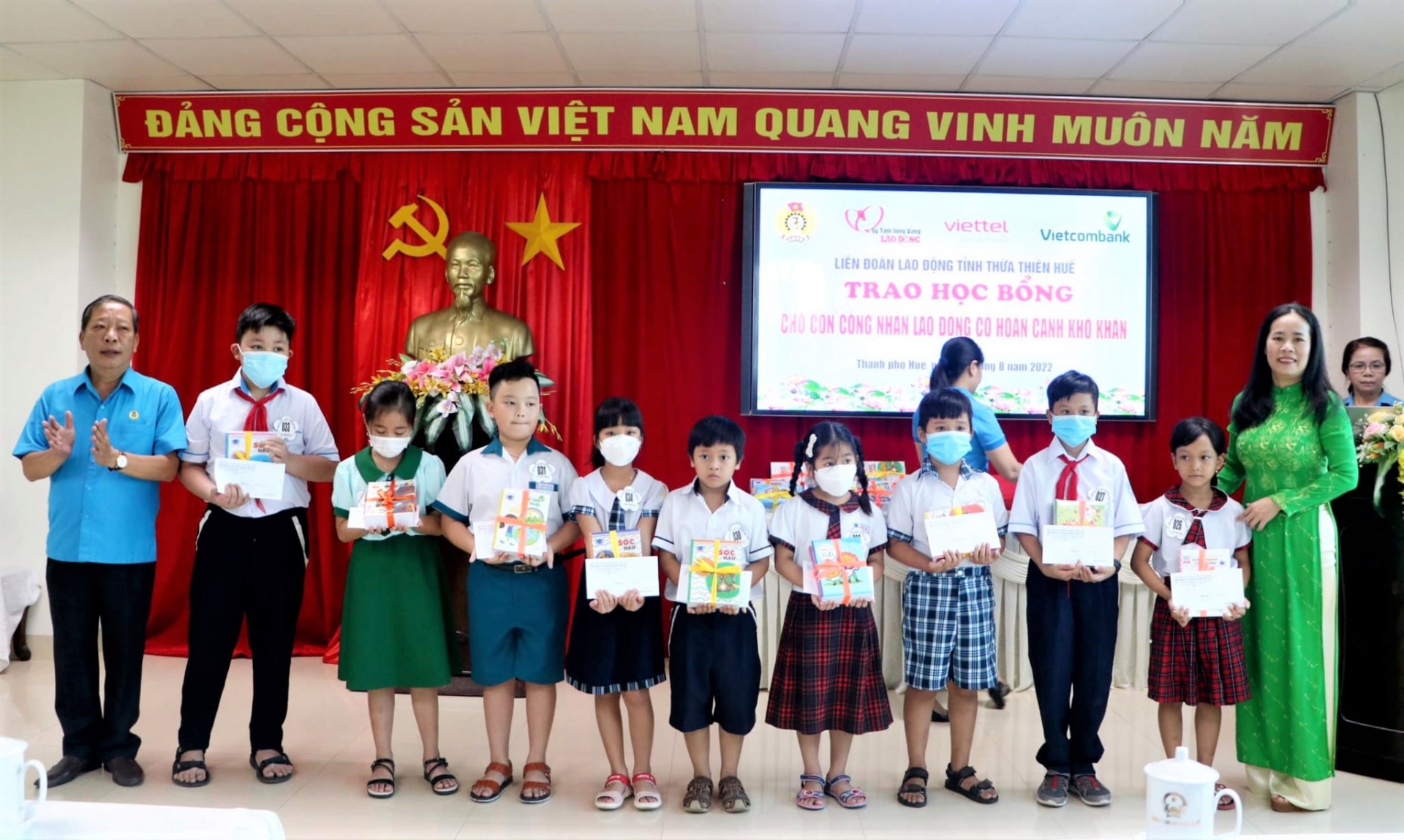 Con công nhân lao động TP. Huế vui mừng đón nhận học bổng từ công đoàn Con công nhân lao động TP. Huế vui mừng đón nhận học bổng từ công đoàn