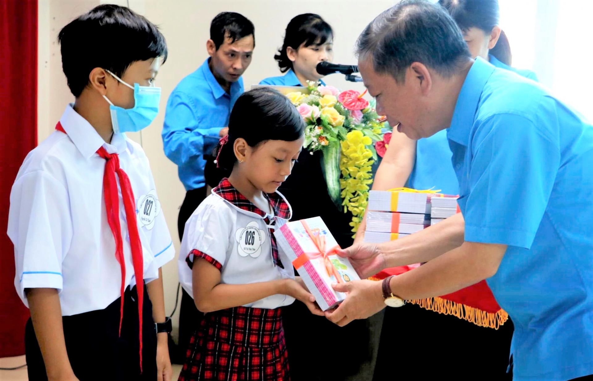 Con công nhân lao động TP. Huế vui mừng đón nhận học bổng từ công đoàn Con công nhân lao động TP. Huế vui mừng đón nhận học bổng từ công đoàn