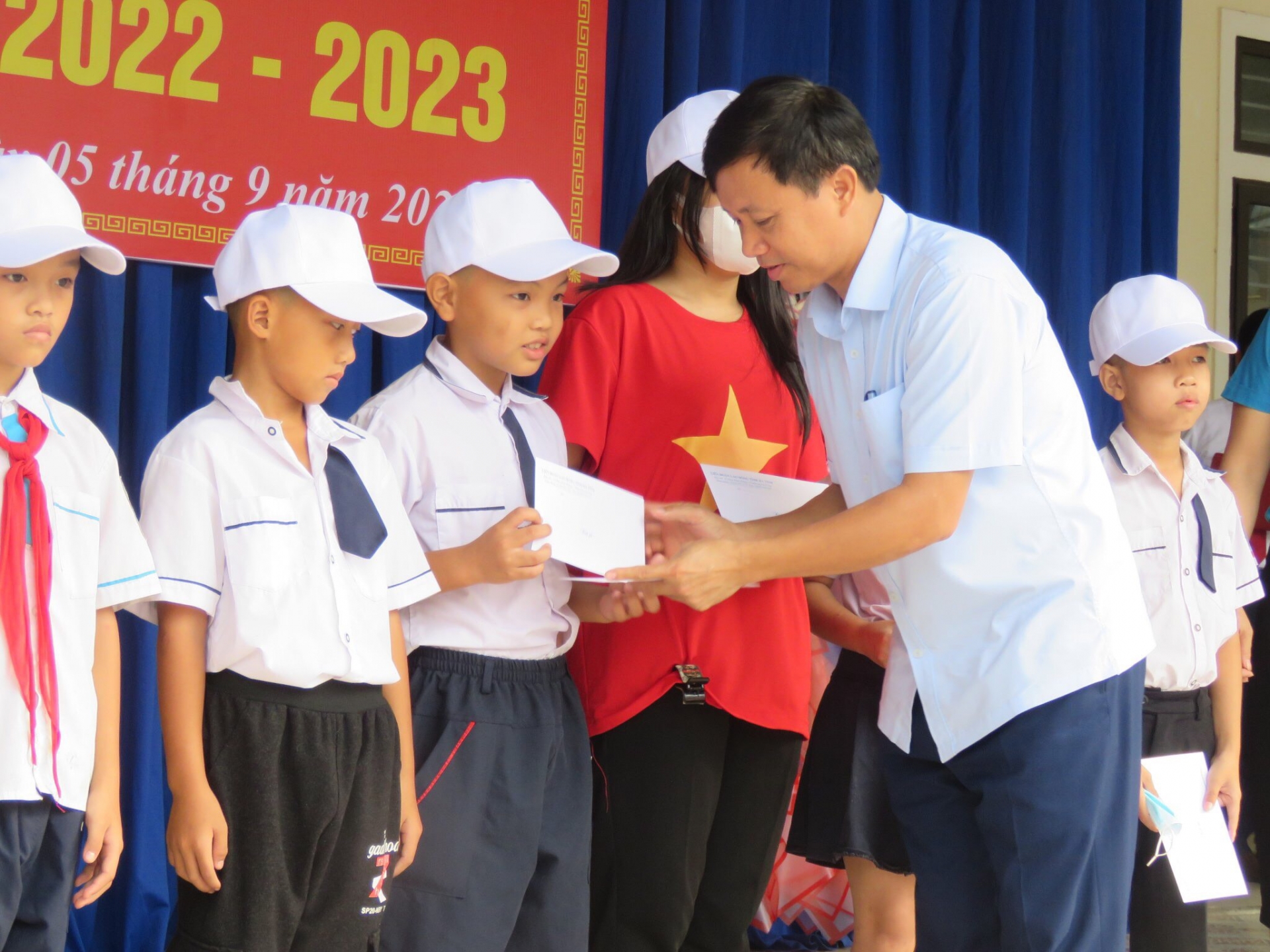 LĐLĐ Hà Tĩnh trao 50 suất học bổng cho con công nhân lao động trong ngày khai giảng