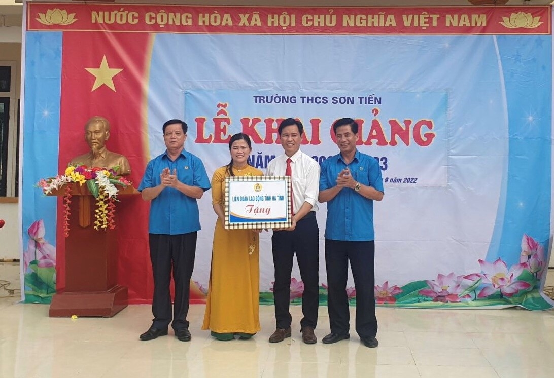 LĐLĐ Hà Tĩnh trao 50 suất học bổng cho con công nhân lao động trong ngày khai giảng