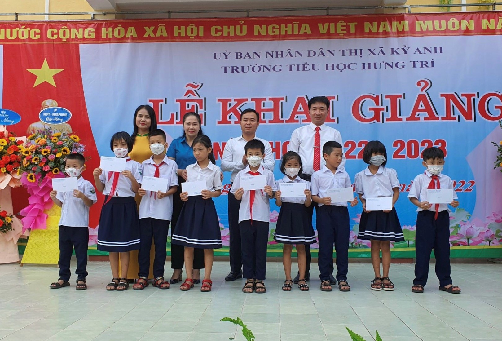 LĐLĐ Hà Tĩnh trao 50 suất học bổng cho con công nhân lao động trong ngày khai giảng