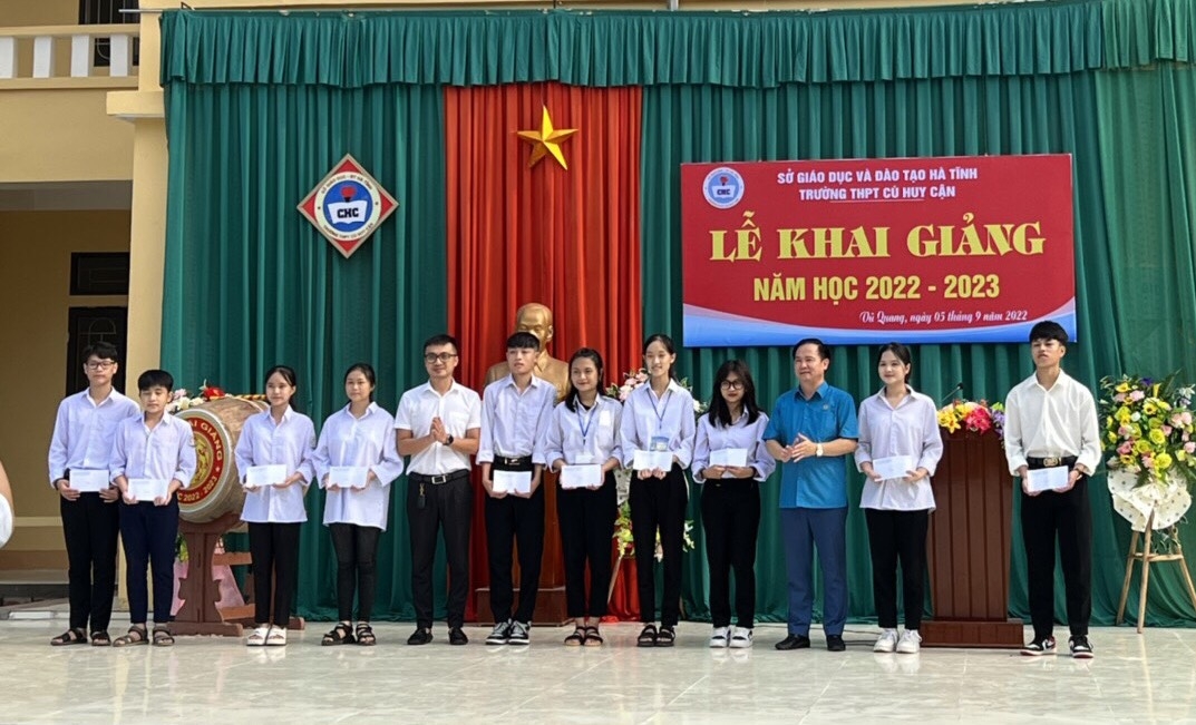 LĐLĐ Hà Tĩnh trao 50 suất học bổng cho con công nhân lao động trong ngày khai giảng