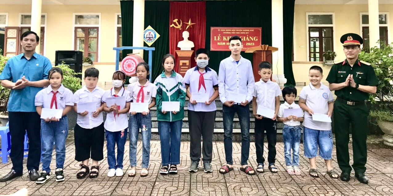 LĐLĐ Hà Tĩnh trao 50 suất học bổng cho con công nhân lao động trong ngày khai giảng