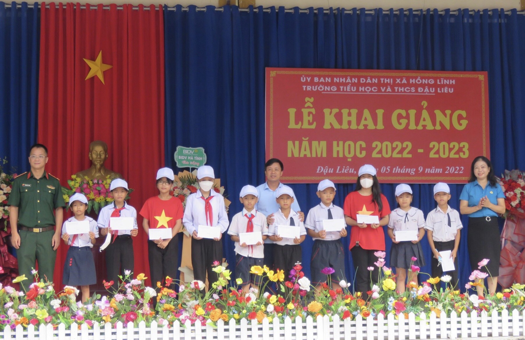 LĐLĐ Hà Tĩnh trao 50 suất học bổng cho con công nhân lao động trong ngày khai giảng