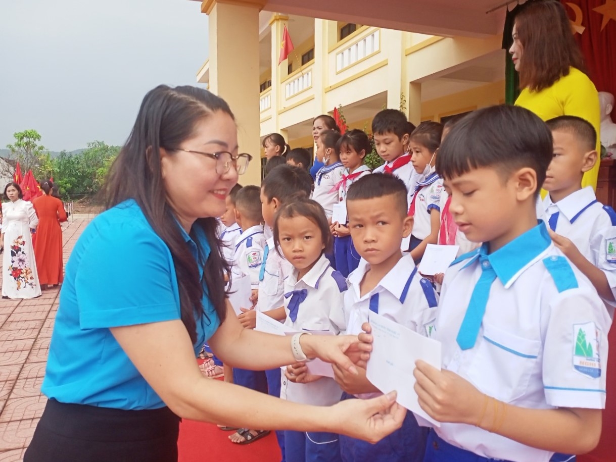 LĐLĐ tỉnh Nghệ An tổ chức 3 đoàn công tác trao quà cho học sinh có hoàn cảnh khó khăn LĐLĐ tỉnh Nghệ An tổ chức 3 đoàn công tác trao quà cho học sinh có hoàn cảnh khó khăn