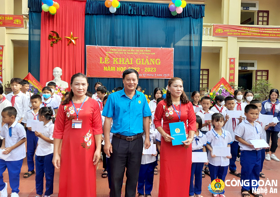 LĐLĐ tỉnh Nghệ An tổ chức 3 đoàn công tác trao quà cho học sinh có hoàn cảnh khó khăn LĐLĐ tỉnh Nghệ An tổ chức 3 đoàn công tác trao quà cho học sinh có hoàn cảnh khó khăn