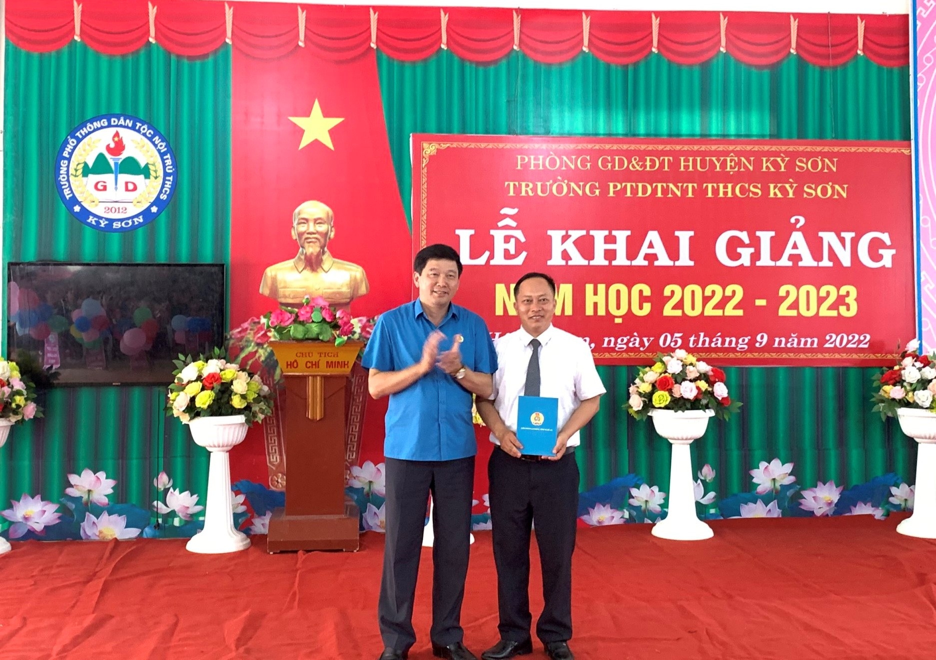 LĐLĐ tỉnh Nghệ An tổ chức 3 đoàn công tác trao quà cho học sinh có hoàn cảnh khó khăn LĐLĐ tỉnh Nghệ An tổ chức 3 đoàn công tác trao quà cho học sinh có hoàn cảnh khó khăn