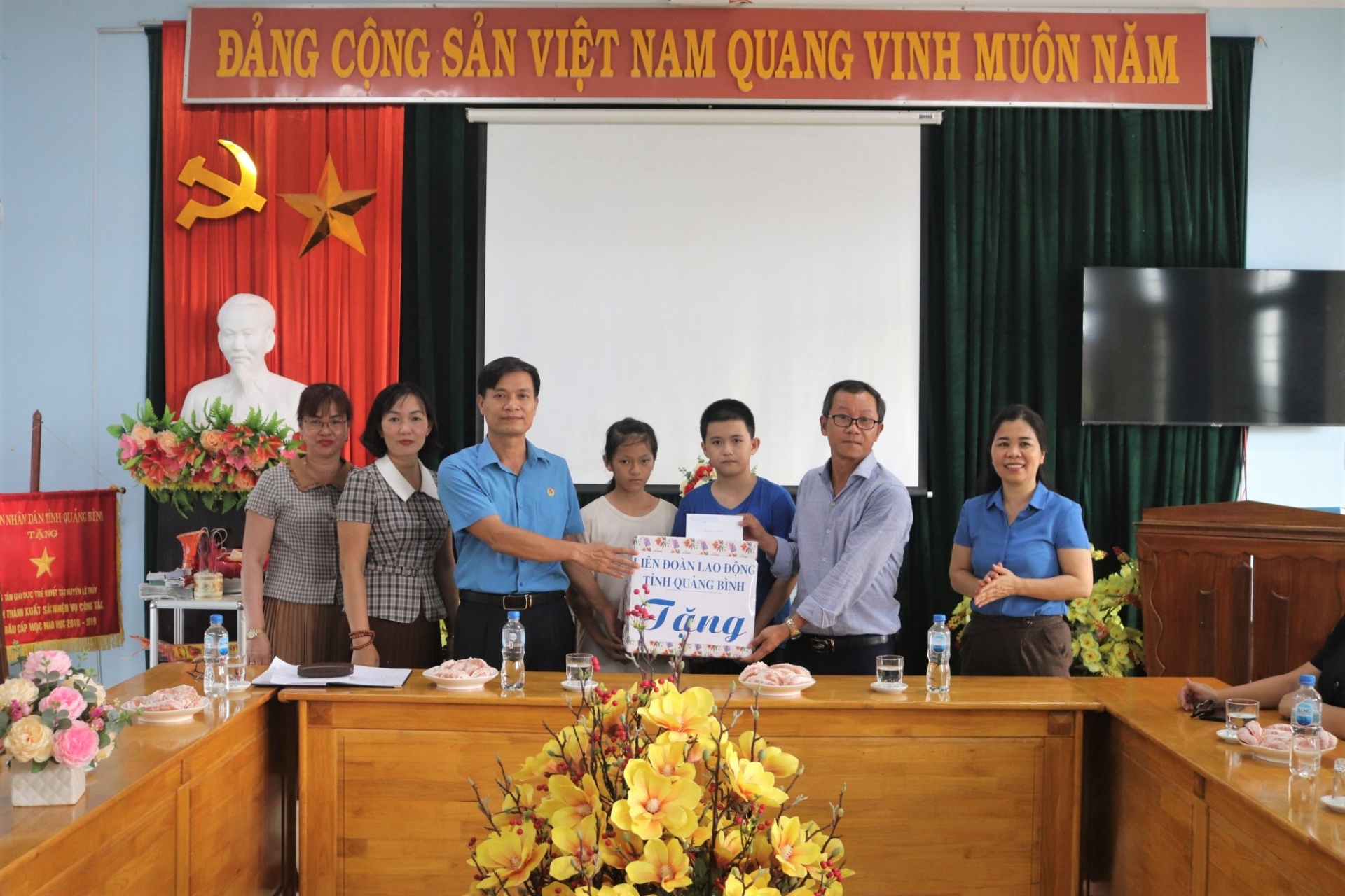 LĐLĐ tỉnh Quảng Bình: thăm hỏi, tặng quà cho trung tâm nuôi dạy trẻ khuyết tật LĐLĐ tỉnh Quảng Bình: thăm hỏi, tặng quà cho trung tâm nuôi dạy trẻ khuyết tật