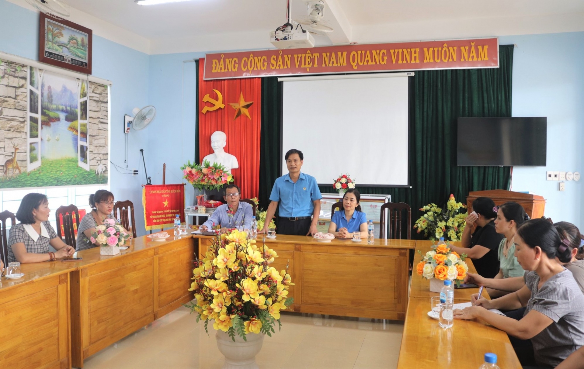 LĐLĐ tỉnh Quảng Bình: thăm hỏi, tặng quà cho trung tâm nuôi dạy trẻ khuyết tật LĐLĐ tỉnh Quảng Bình: thăm hỏi, tặng quà cho trung tâm nuôi dạy trẻ khuyết tật