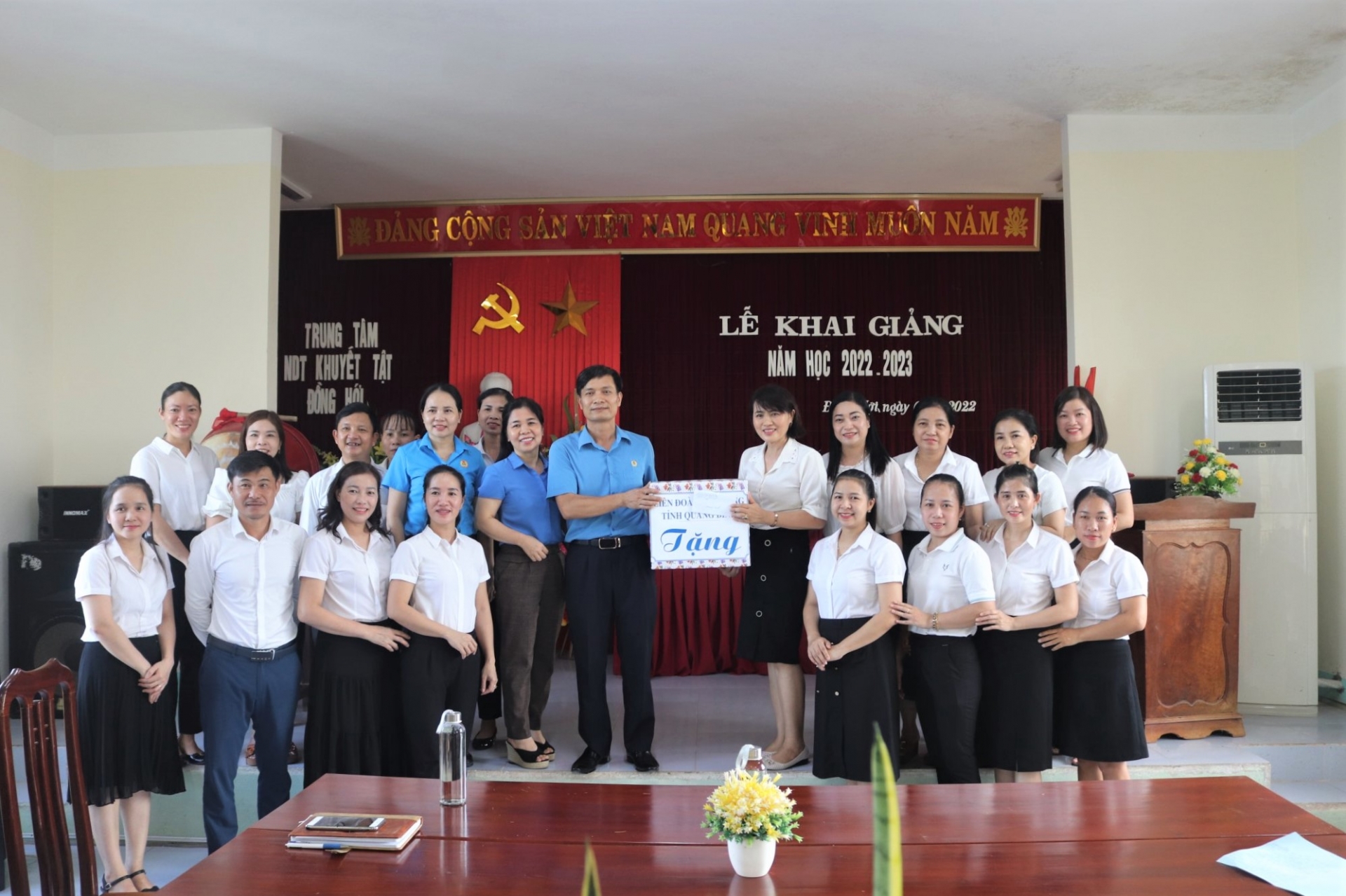 LĐLĐ tỉnh Quảng Bình: thăm hỏi, tặng quà cho trung tâm nuôi dạy trẻ khuyết tật LĐLĐ tỉnh Quảng Bình: thăm hỏi, tặng quà cho trung tâm nuôi dạy trẻ khuyết tật