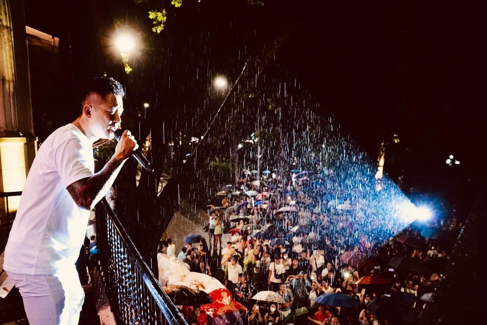 Bên tình, bên lý, Tuấn Hưng ở giữa Bên tình, bên lý, Tuấn Hưng ở giữa