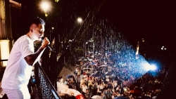 Bên tình, bên lý, Tuấn Hưng ở giữa