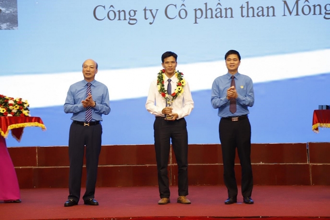 Anh Chiến (giữa) được vinh danh tại Chương trình “Vinh quang Thợ mỏ” do Công đoàn Than - Khoáng sản Việt Nam tổ chức. Ảnh: N.D. Anh Chiến (giữa) được vinh danh tại Chương trình “Vinh quang Thợ mỏ” do Công đoàn Than - Khoáng sản Việt Nam tổ chức. Ảnh: N.D.