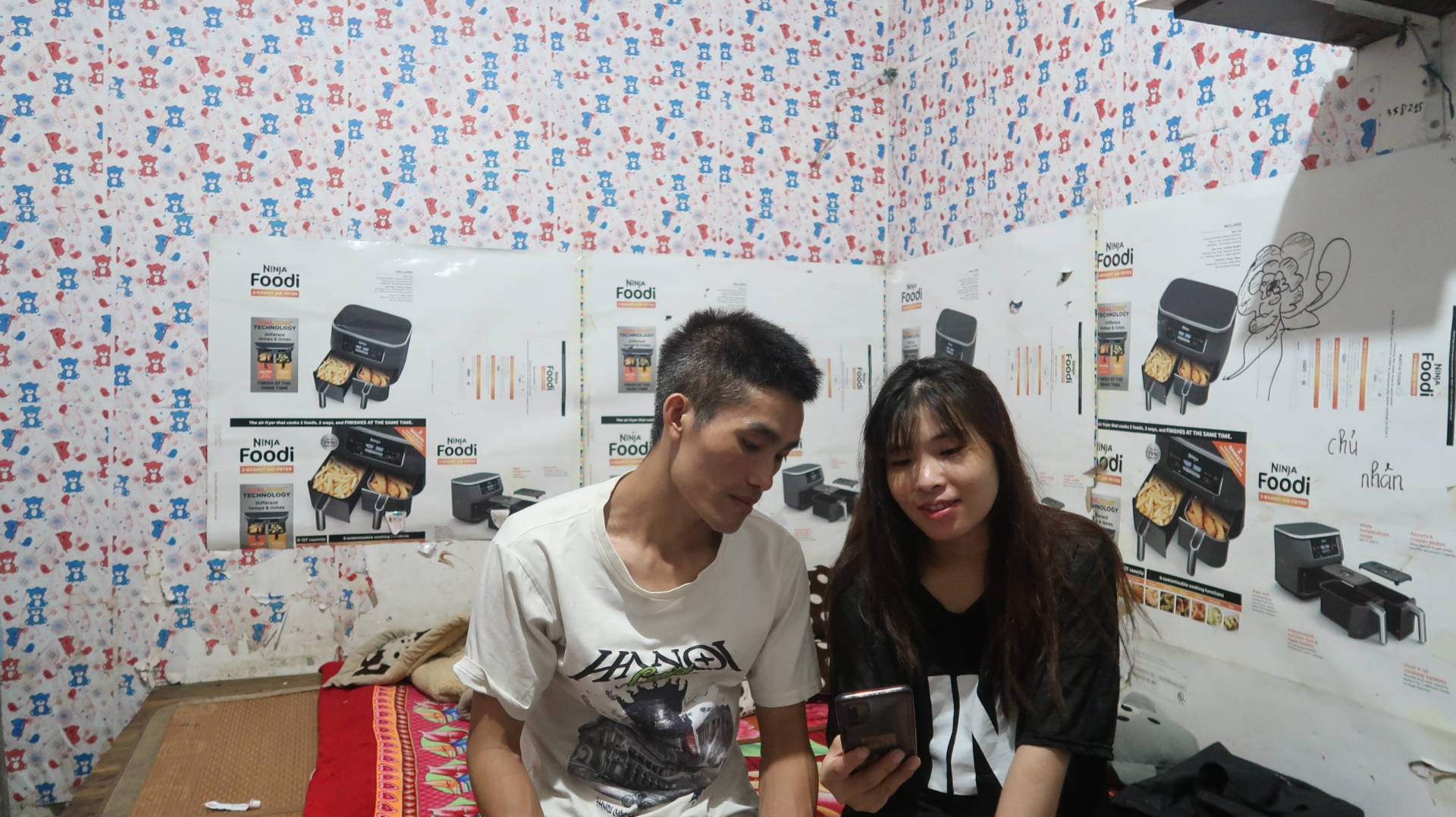 Công nhân xa quê chỉ biết thơm con qua màn hình điện thoại Công nhân xa quê chỉ biết thơm con qua màn hình điện thoại