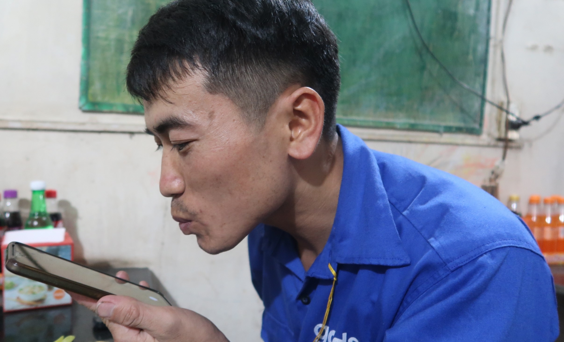 Công nhân xa quê chỉ biết thơm con qua màn hình điện thoại Công nhân xa quê chỉ biết thơm con qua màn hình điện thoại