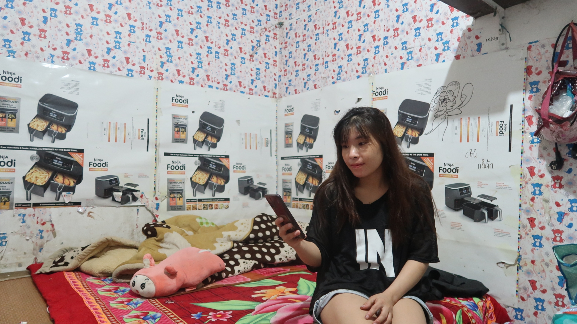 Công nhân xa quê chỉ biết thơm con qua màn hình điện thoại Công nhân xa quê chỉ biết thơm con qua màn hình điện thoại