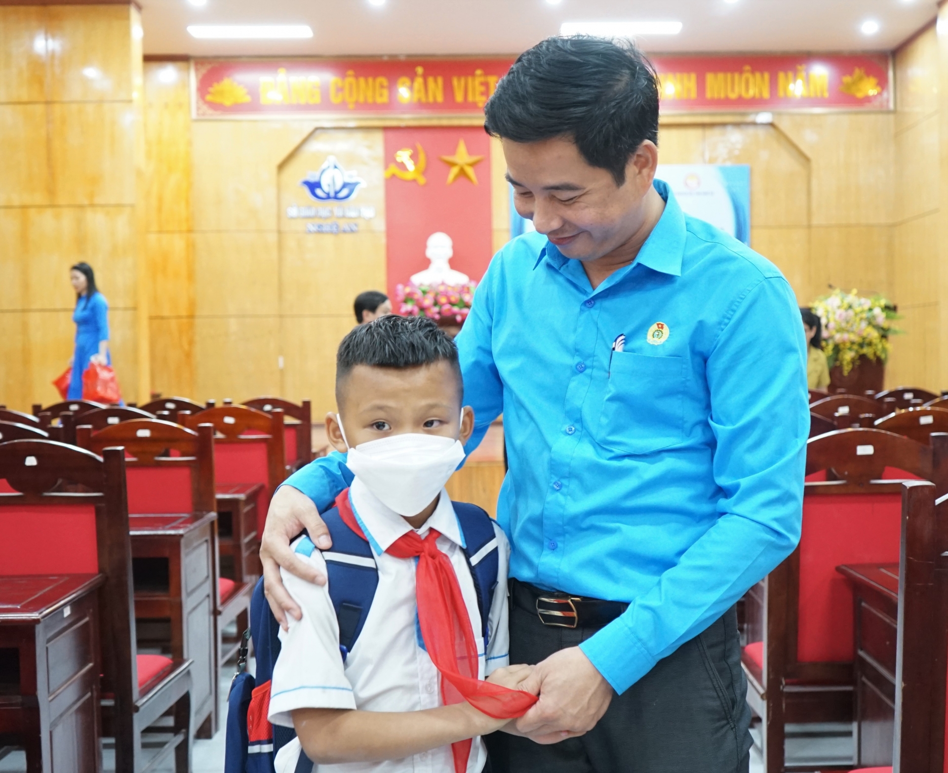 Ngành GD&ĐT Nghệ An trao gần 150 triệu đồng cho học sinh mồ côi do Covid-19