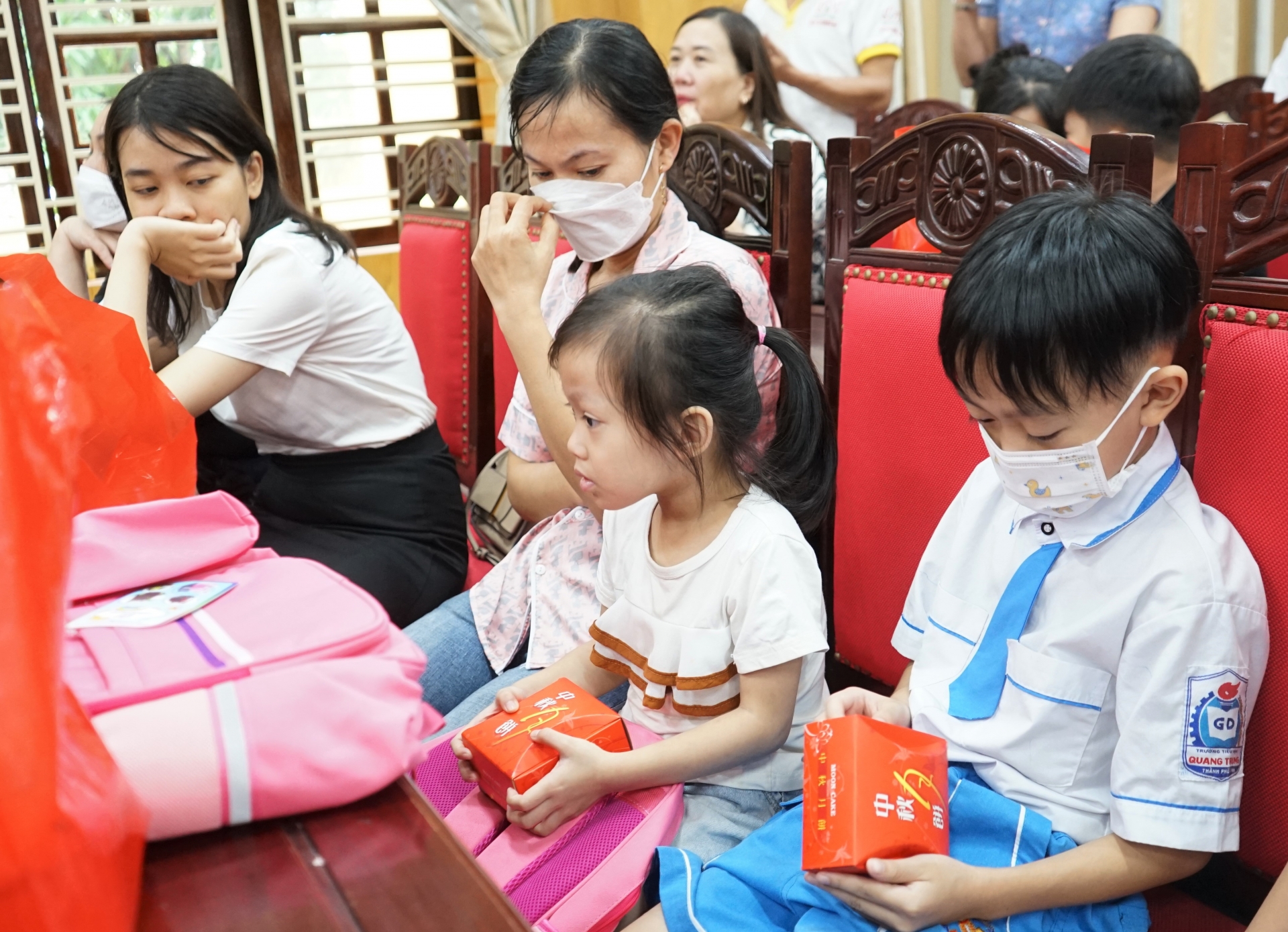 Ngành GD&ĐT Nghệ An trao gần 150 triệu đồng cho học sinh mồ côi do Covid-19