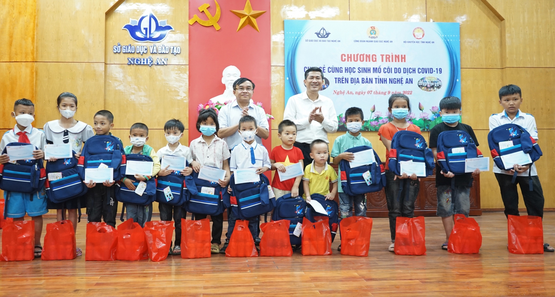 Ngành GD&ĐT Nghệ An trao gần 150 triệu đồng cho học sinh mồ côi do Covid-19