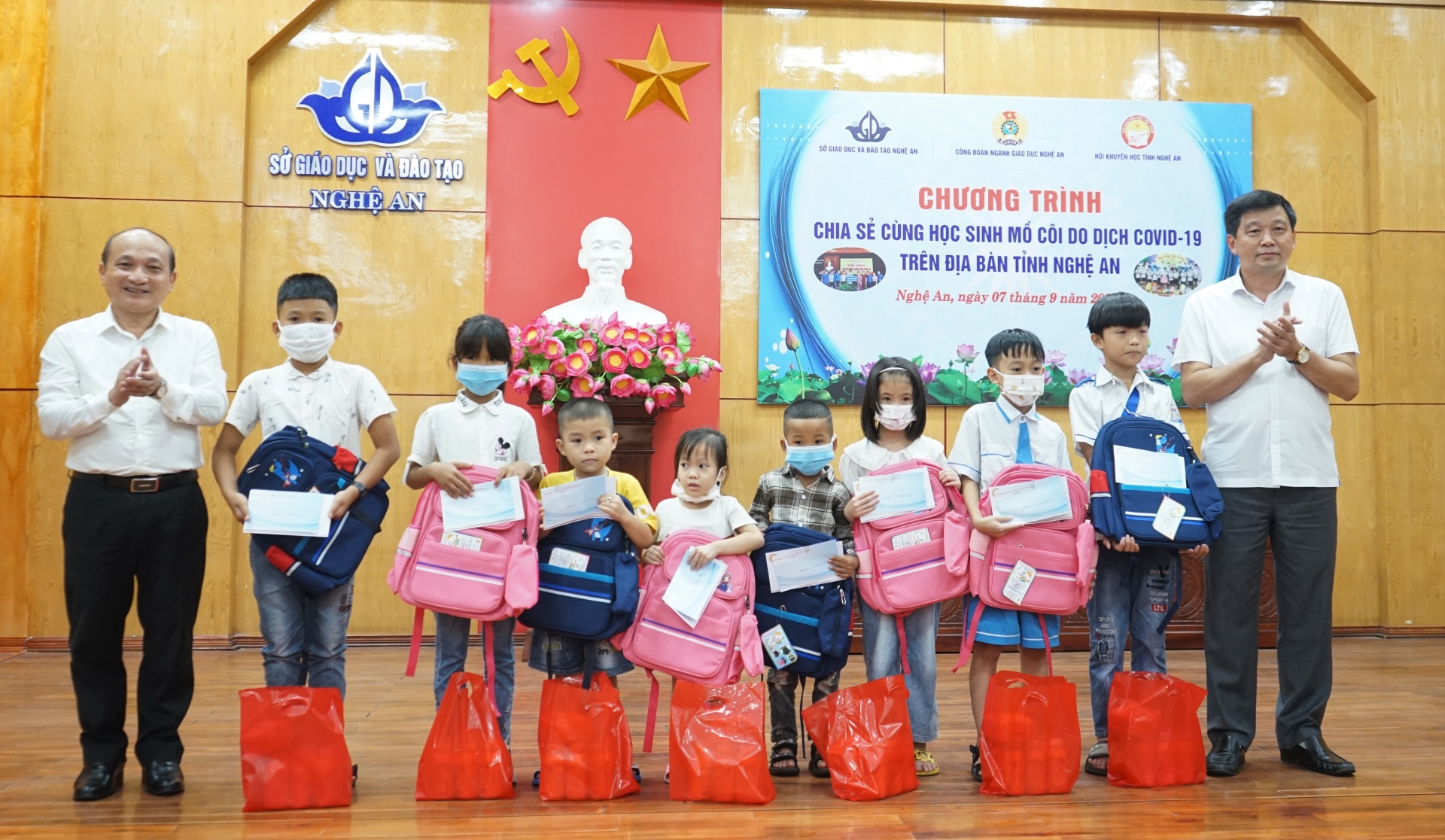 Ngành GD&ĐT Nghệ An trao gần 150 triệu đồng cho học sinh mồ côi do Covid-19