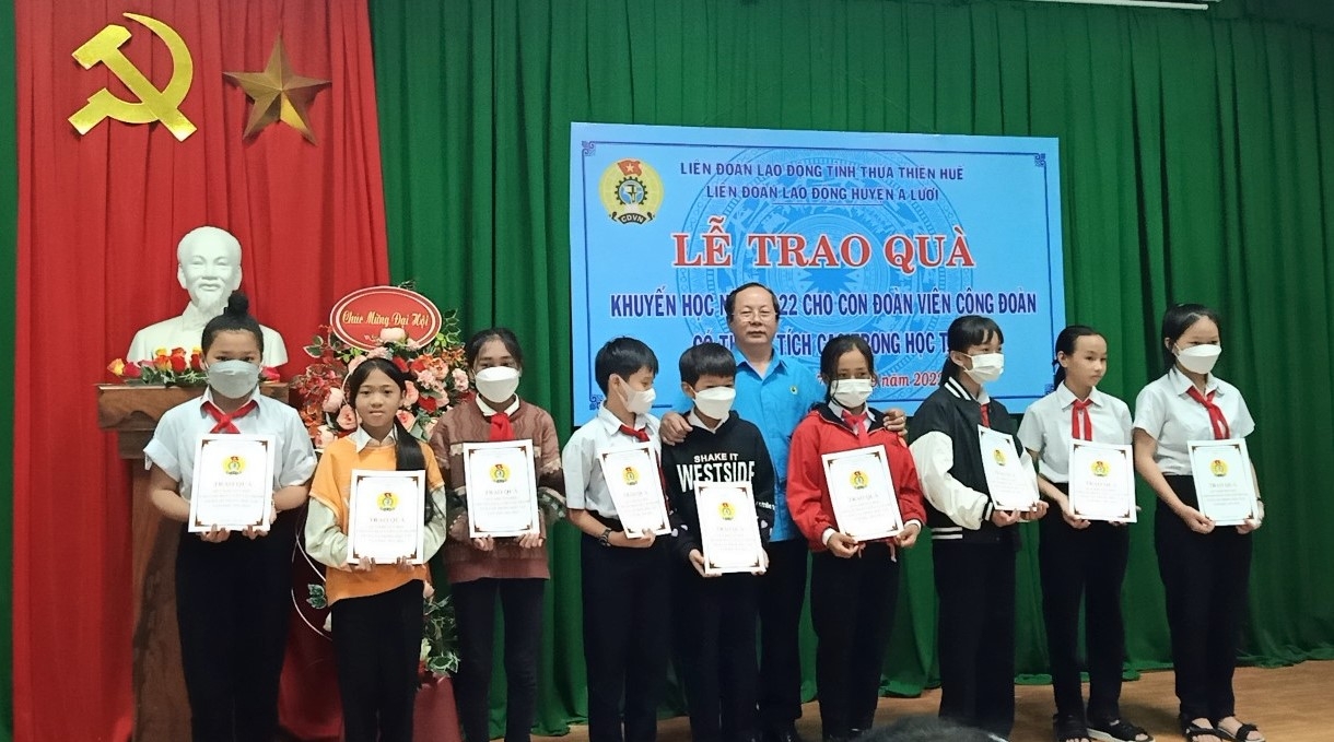 Trao tặng học bổng cho con công nhân lao động khó khăn Trao tặng học bổng cho con công nhân lao động khó khăn