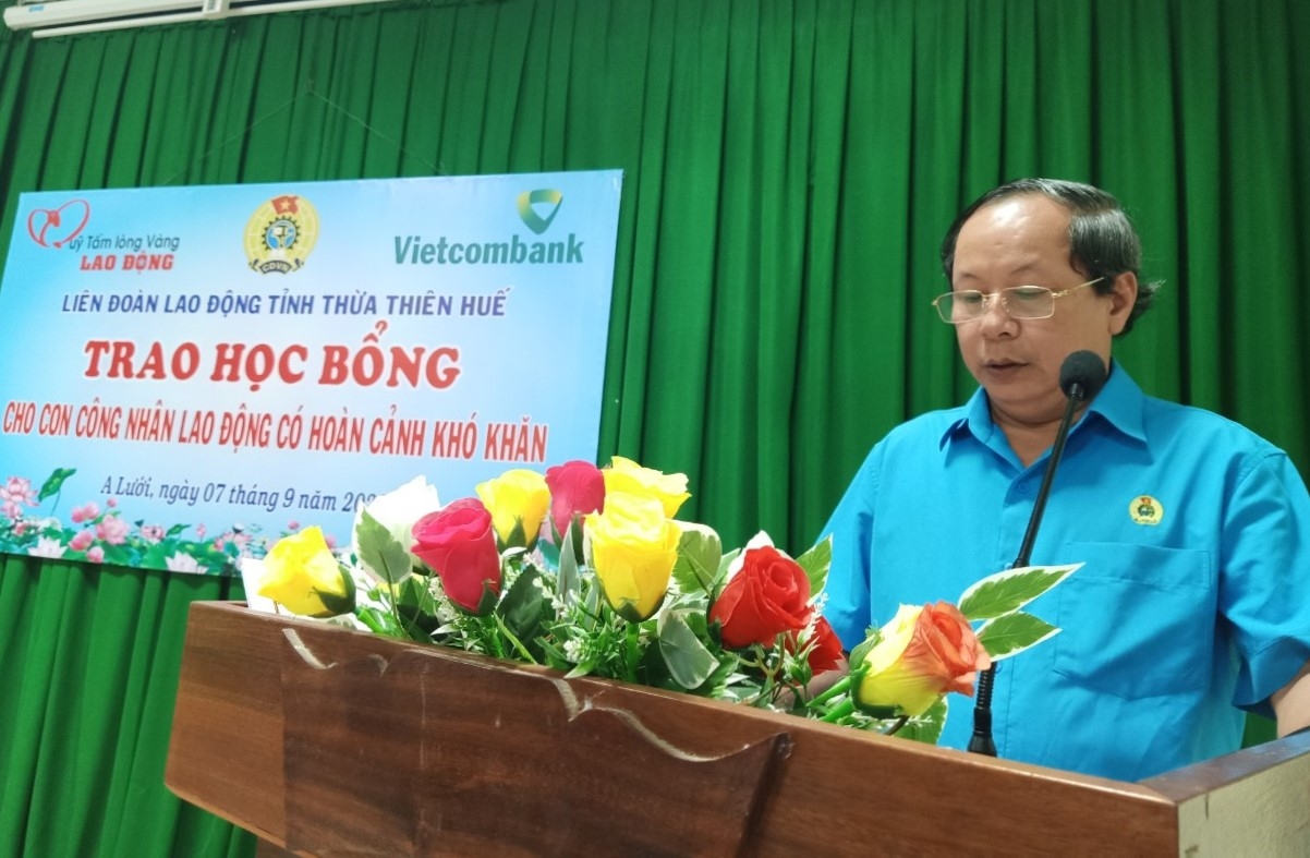 Trao tặng học bổng cho con công nhân lao động khó khăn Trao tặng học bổng cho con công nhân lao động khó khăn