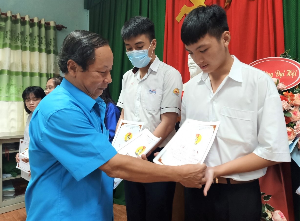 Trao tặng học bổng cho con công nhân lao động khó khăn Trao tặng học bổng cho con công nhân lao động khó khăn