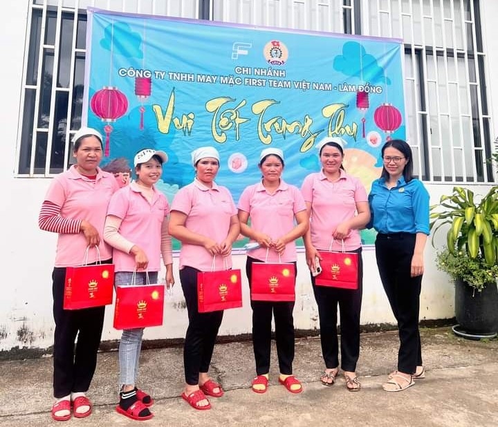 Lâm Đồng: sôi nổi và ý nghĩa hoạt động tặng quà Trung thu cho công nhân Lâm Đồng: sôi nổi và ý nghĩa hoạt động tặng quà Trung thu cho công nhân