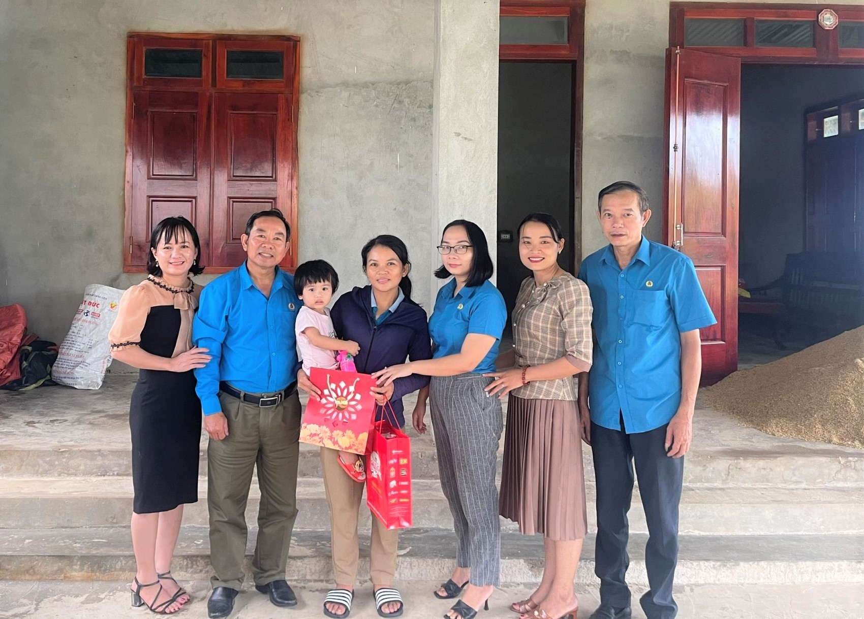 Cẩm Xuyên: Trao tặng quà Trung thu cho con đoàn viên, CNVCLĐ hoàn cảnh khó khăn