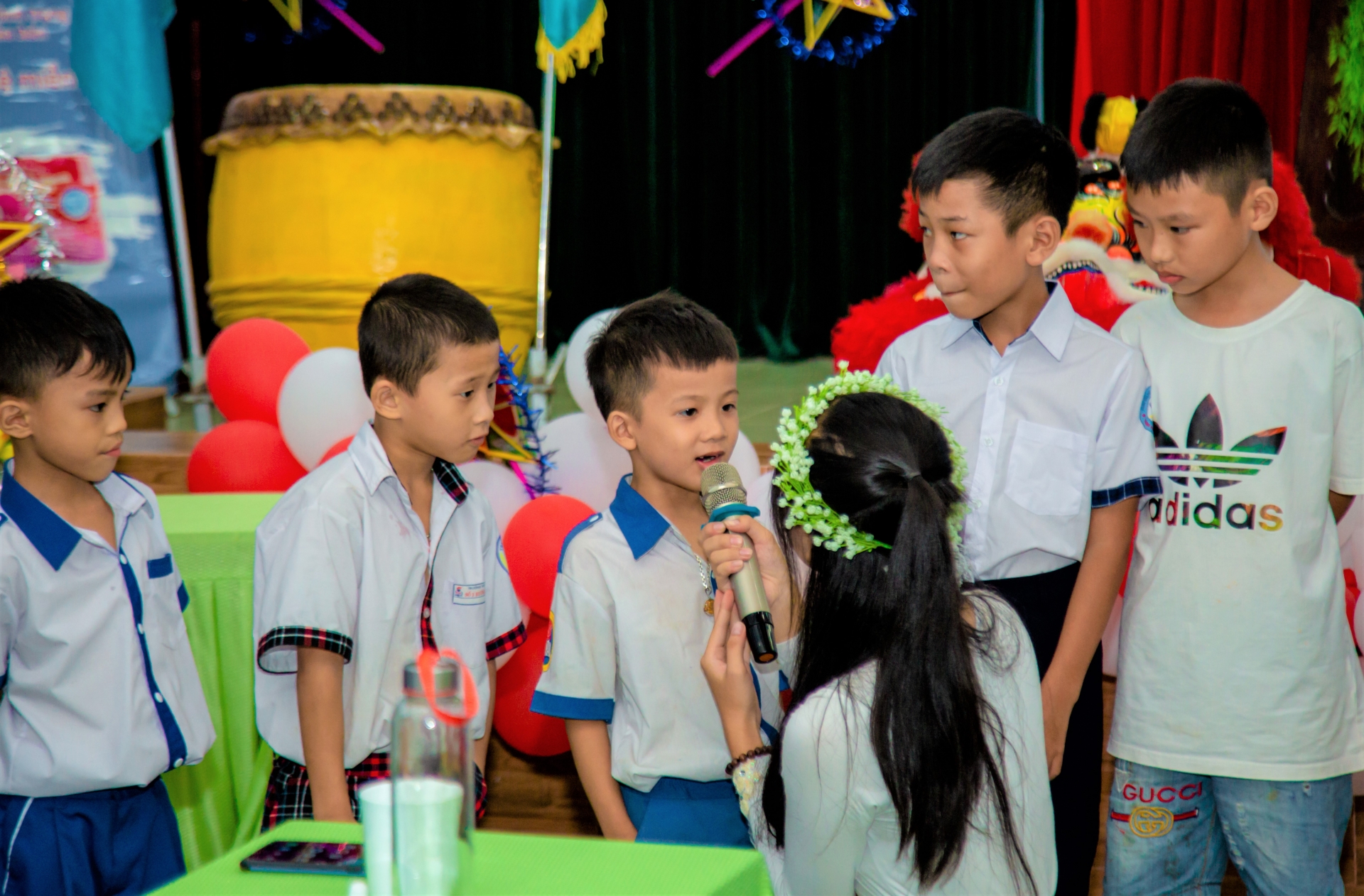 Tết Trung thu đến sớm với con công nhân lao động khó khăn Tết Trung thu đến sớm với con công nhân lao động khó khăn