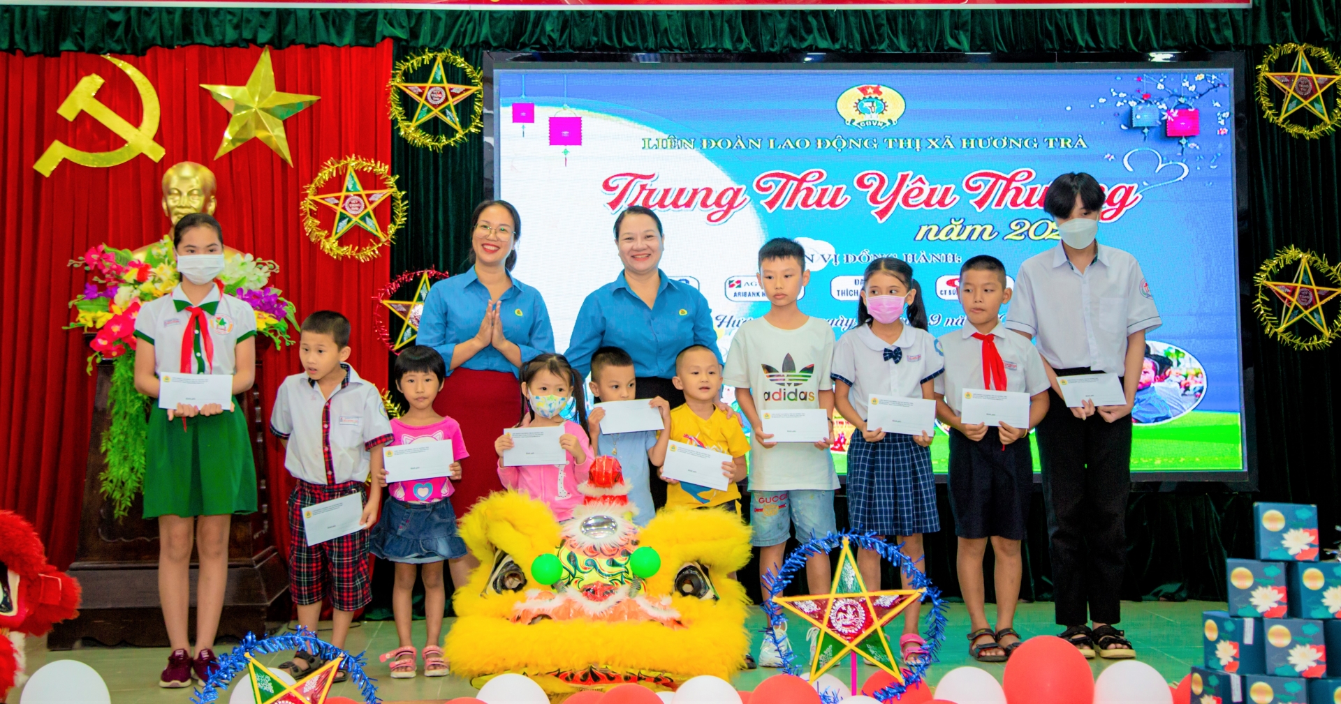 Tết Trung thu đến sớm với con công nhân lao động khó khăn Tết Trung thu đến sớm với con công nhân lao động khó khăn