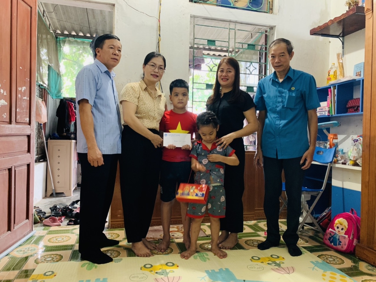 Công đoàn Khối dân huyện Cẩm Xuyên trao hỗ trợ cho học sinh nhận đỡ đầu Công đoàn Khối dân huyện Cẩm Xuyên trao hỗ trợ cho học sinh nhận đỡ đầu