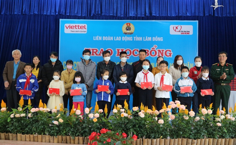 Lâm Đồng tiếp bước đến trường cho con công nhân có hoàn cảnh khó khăn Lâm Đồng tiếp bước đến trường cho con công nhân có hoàn cảnh khó khăn