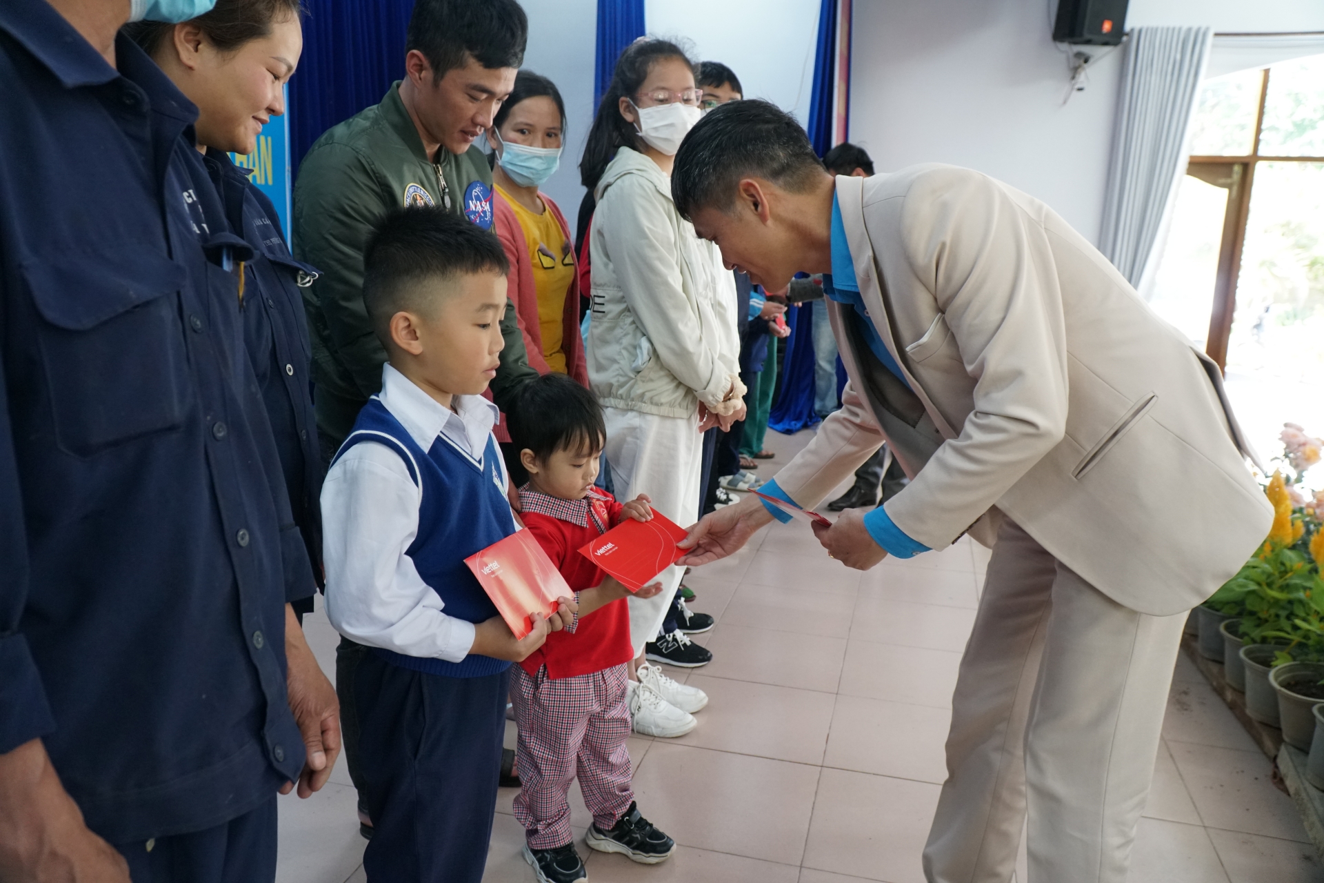 Lâm Đồng tiếp bước đến trường cho con công nhân có hoàn cảnh khó khăn Lâm Đồng tiếp bước đến trường cho con công nhân có hoàn cảnh khó khăn