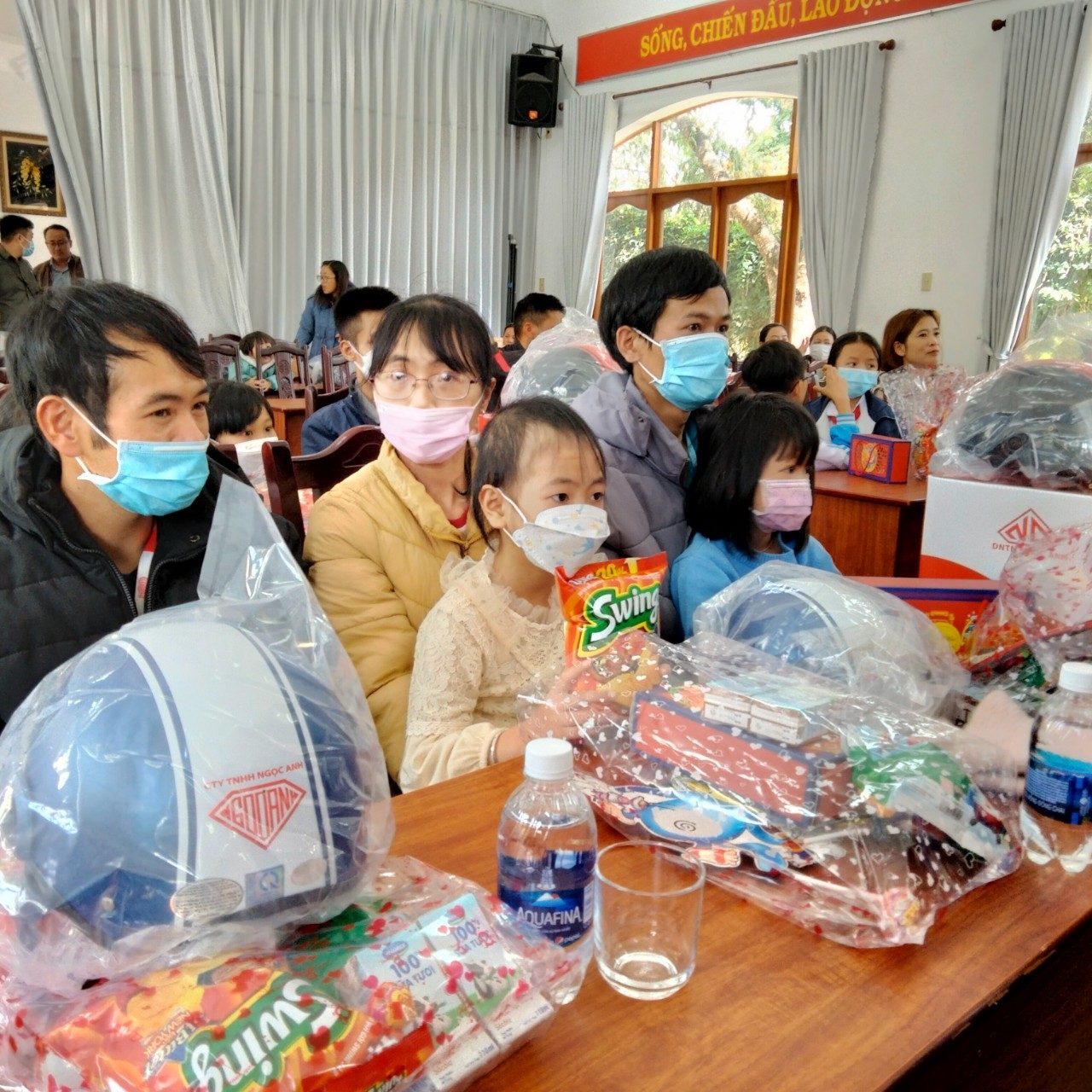 Lâm Đồng tiếp bước đến trường cho con công nhân có hoàn cảnh khó khăn Lâm Đồng tiếp bước đến trường cho con công nhân có hoàn cảnh khó khăn