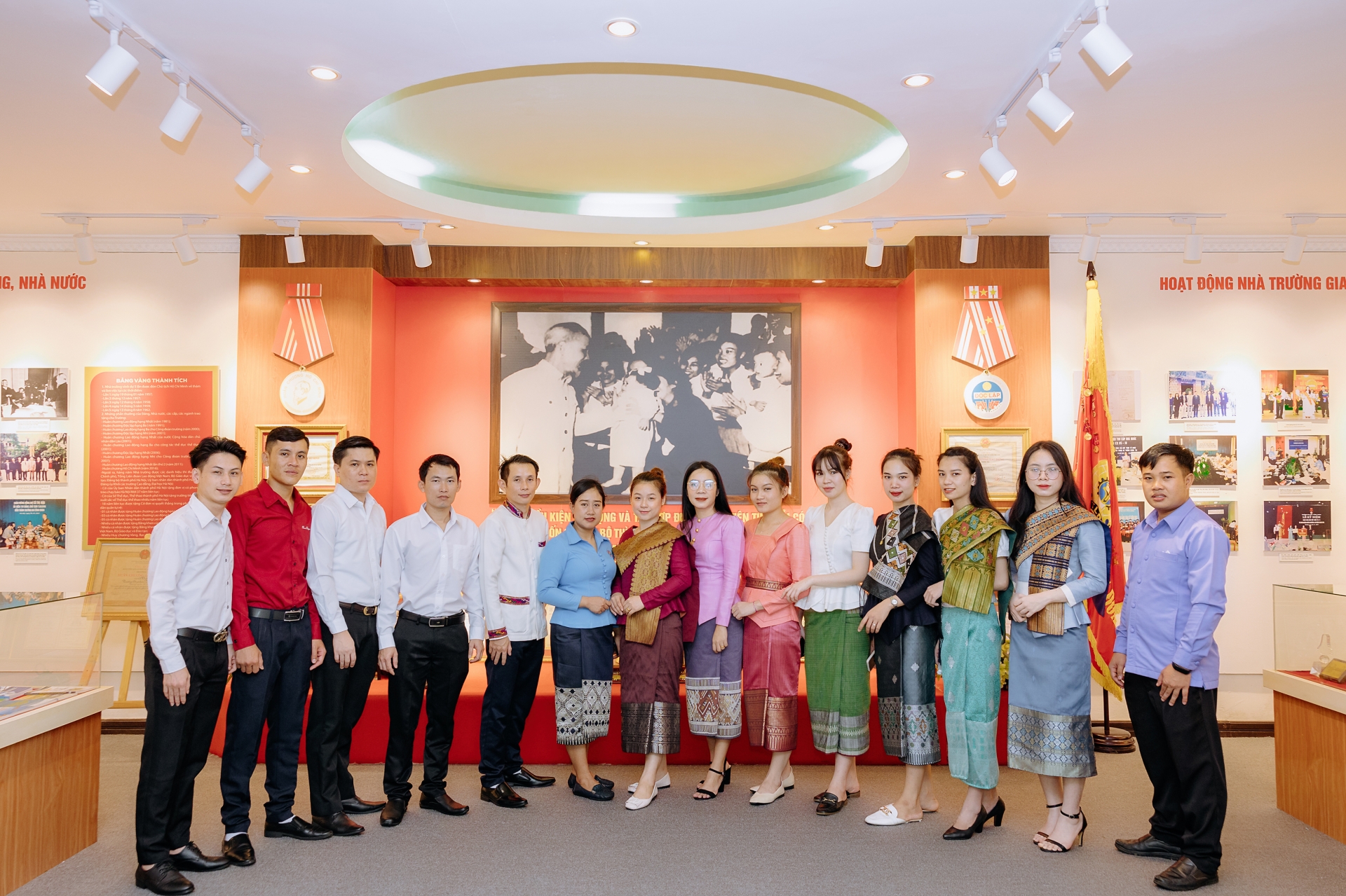 Chia ngọt sẻ bùi bằng kiến thức, kĩ năng với sinh viên Lào anh em