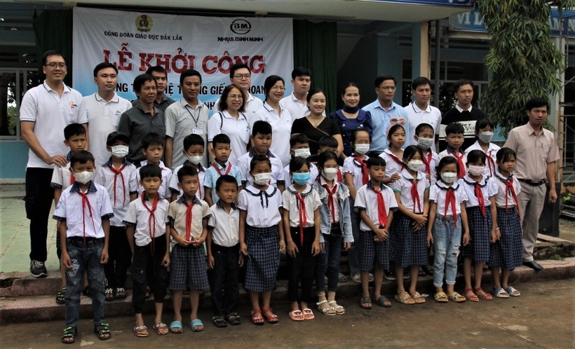 Công đoàn giáo dục Đắk Lắk: hơn 2,3 tỷ đồng chăm lo cho thầy – trò vùng khó khăn Công đoàn giáo dục Đắk Lắk: hơn 2,3 tỷ đồng chăm lo cho thầy – trò vùng khó khăn