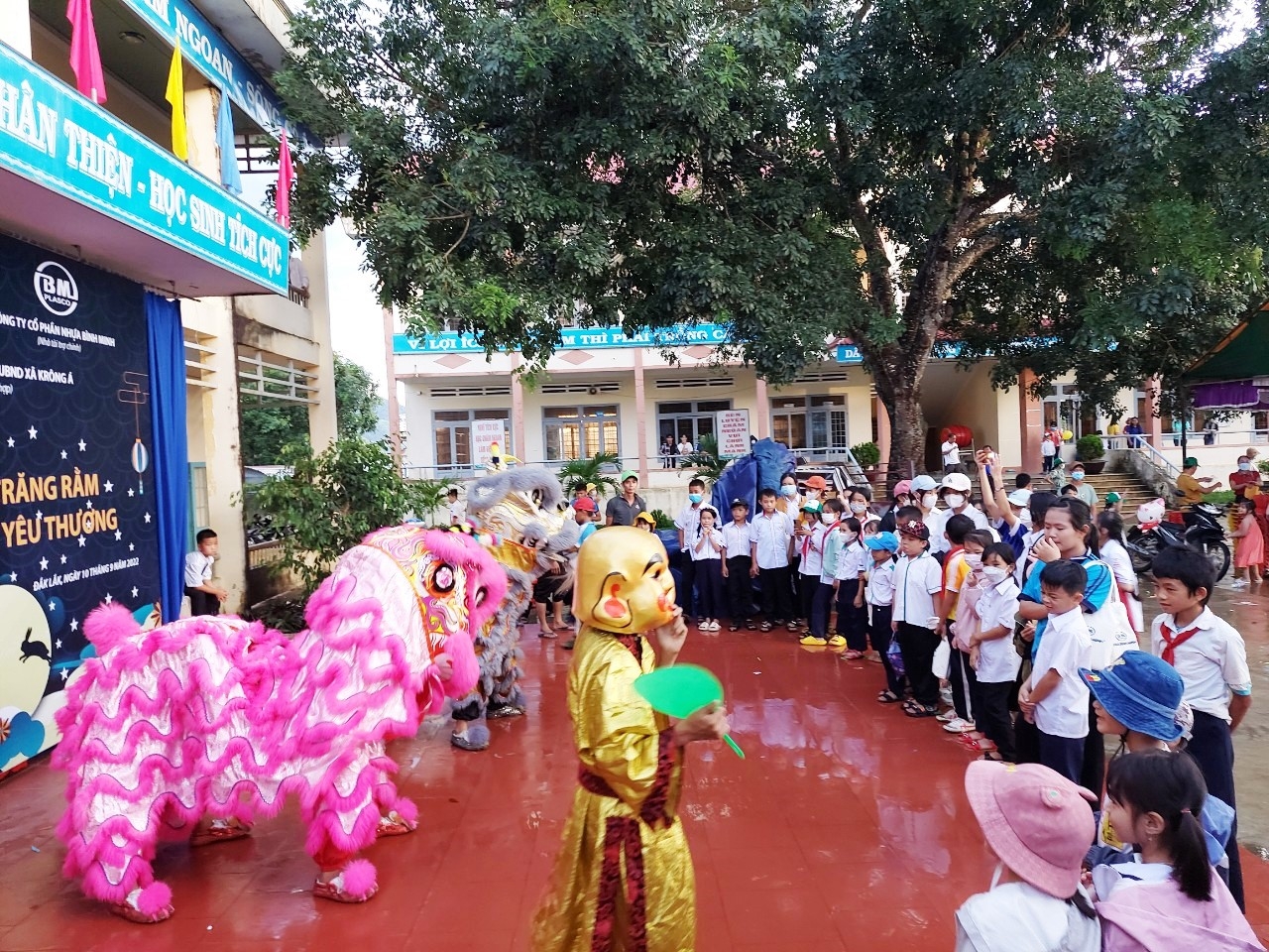 Công đoàn giáo dục Đắk Lắk: hơn 2,3 tỷ đồng chăm lo cho thầy – trò vùng khó khăn Công đoàn giáo dục Đắk Lắk: hơn 2,3 tỷ đồng chăm lo cho thầy – trò vùng khó khăn