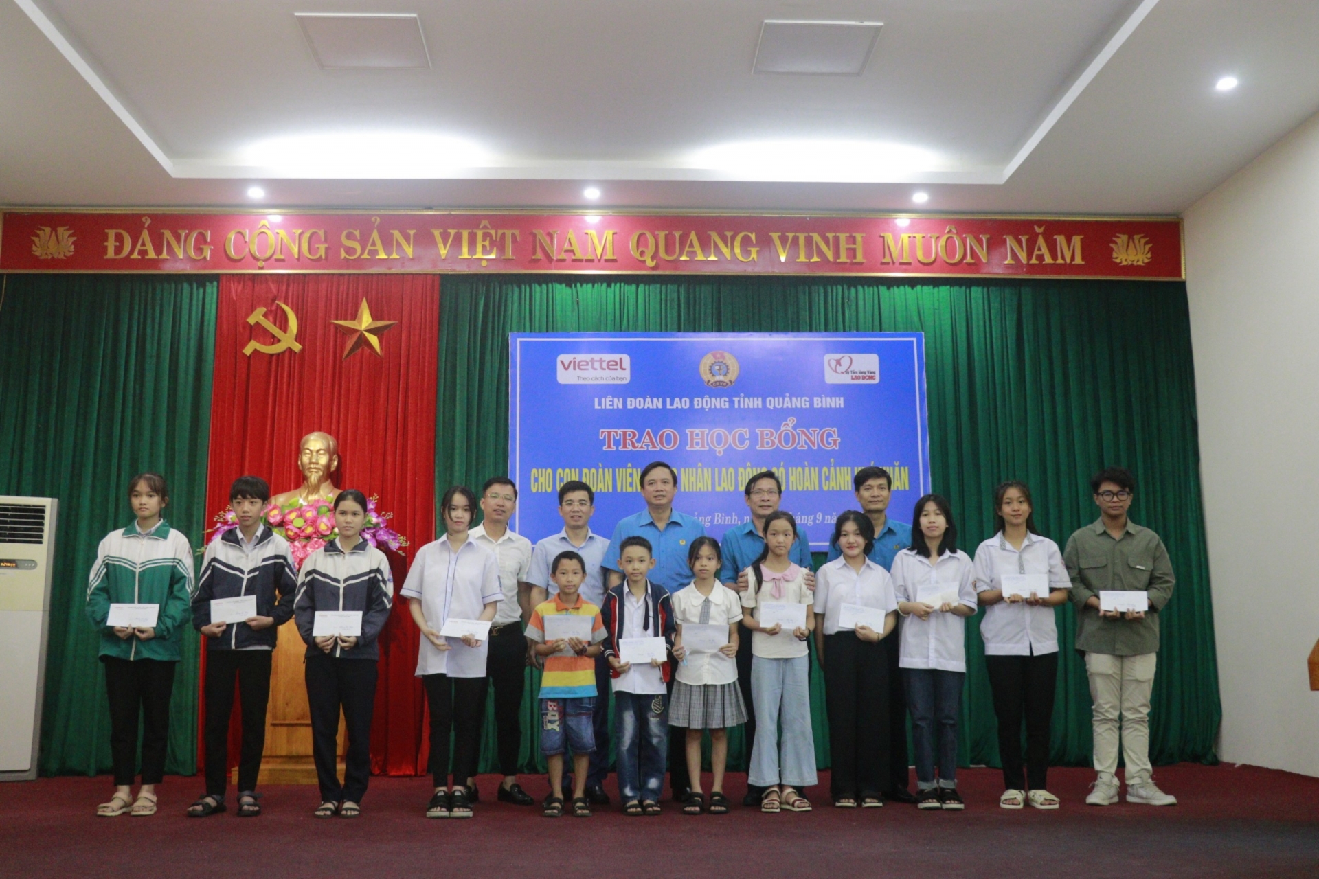 LĐLĐ tỉnh Quảng Bình trao 93 suất học bổng cho con CNLĐ có hoàn cảnh khó khăn