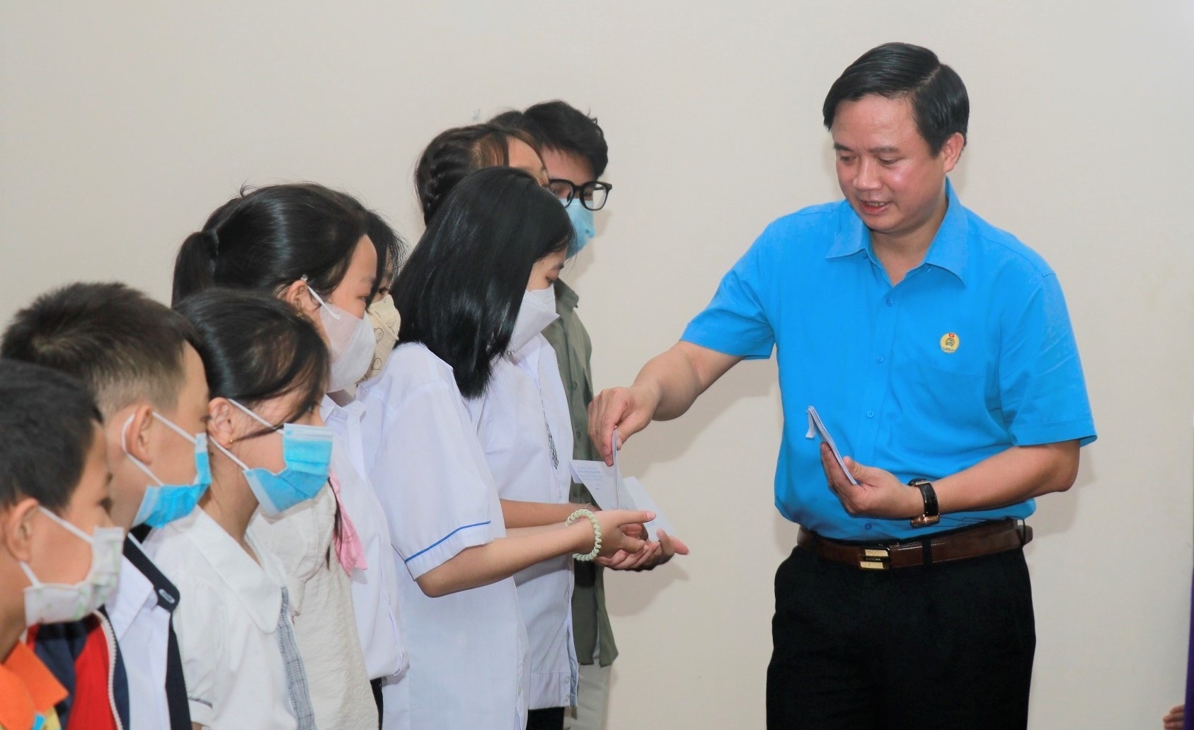 LĐLĐ tỉnh Quảng Bình trao 93 suất học bổng cho con CNLĐ có hoàn cảnh khó khăn