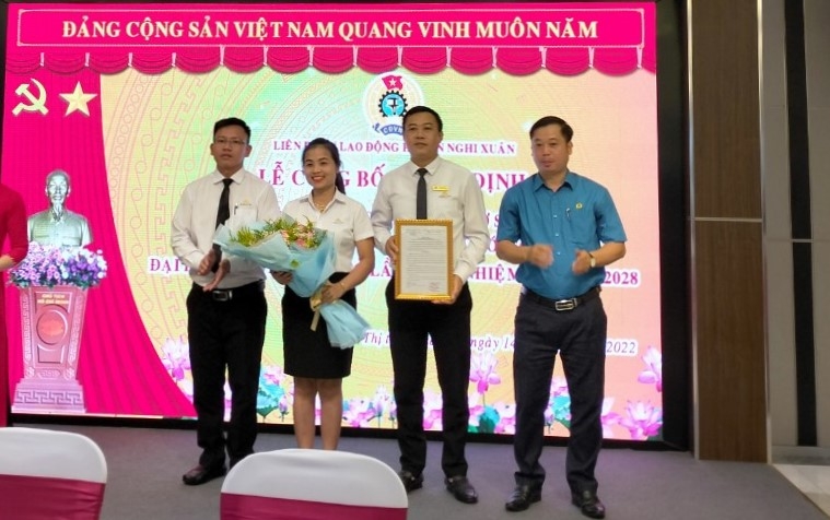 LĐLĐ huyện Nghi Xuân thành lập CĐCS, kết nạp 40 đoàn viên LĐLĐ huyện Nghi Xuân thành lập CĐCS, kết nạp 40 đoàn viên