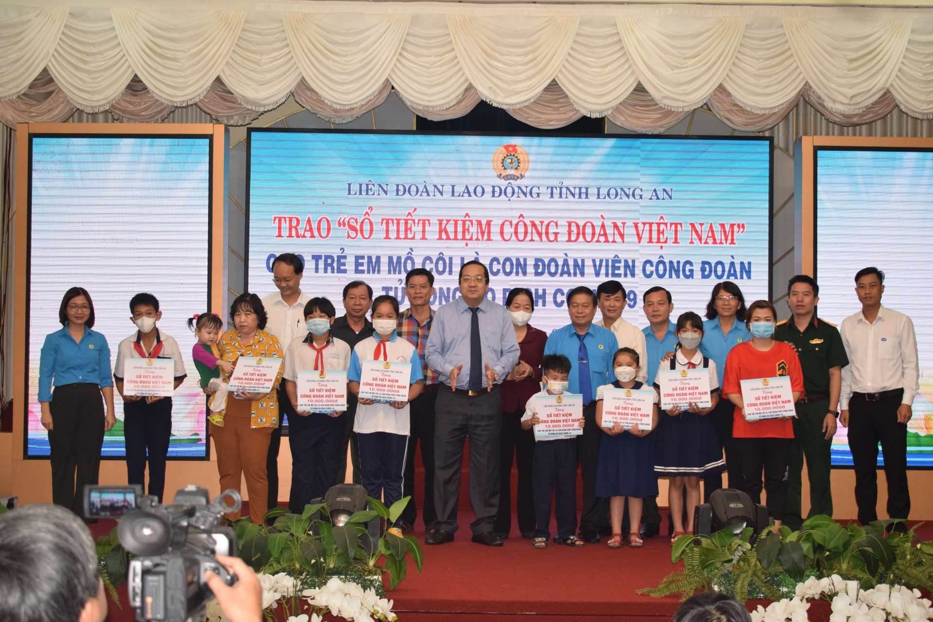 Công đoàn Long An trao học bổng cho con công nhân nghèo vượt khó